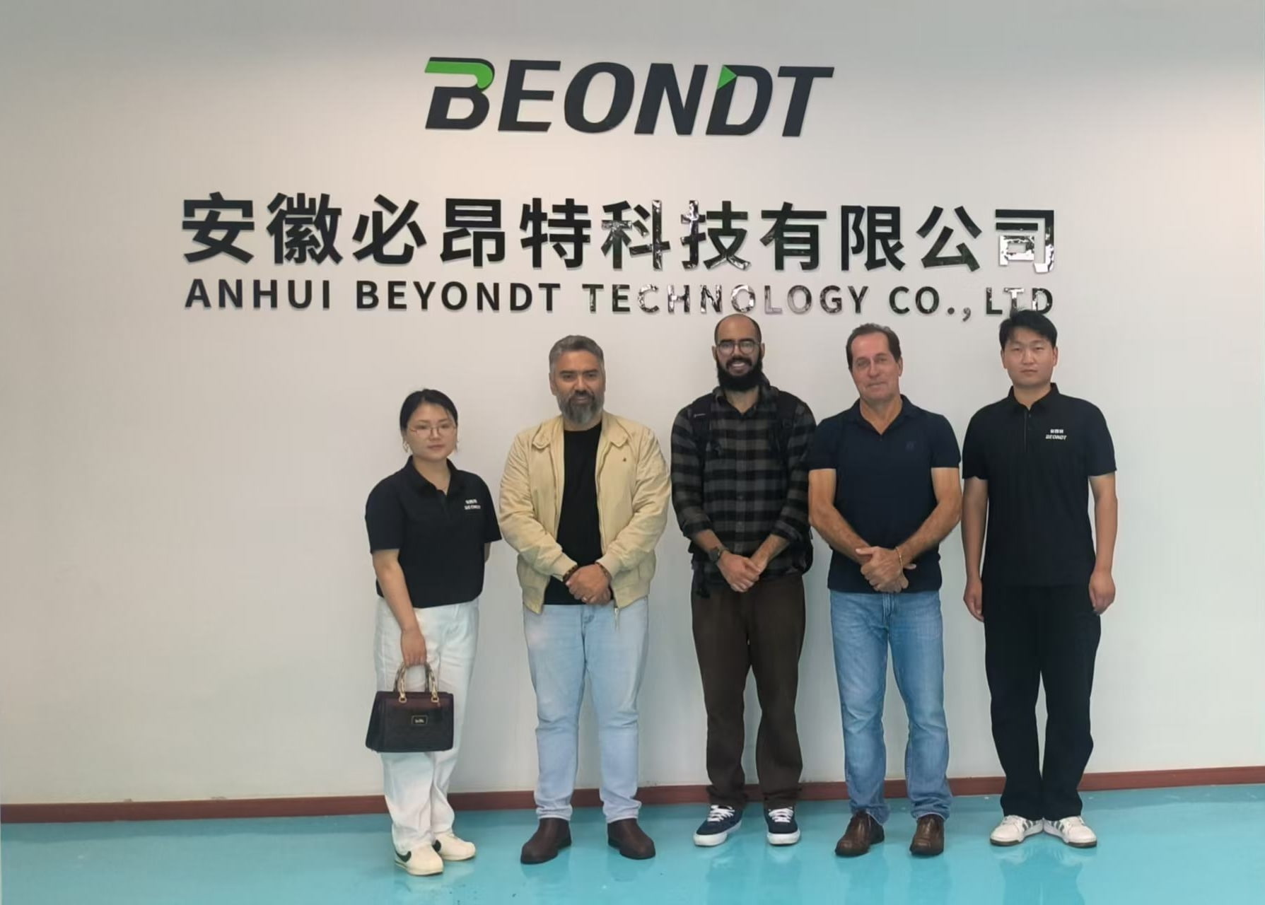 The Brazilian delegation is learning about the BEONDT agricultural spraying drone