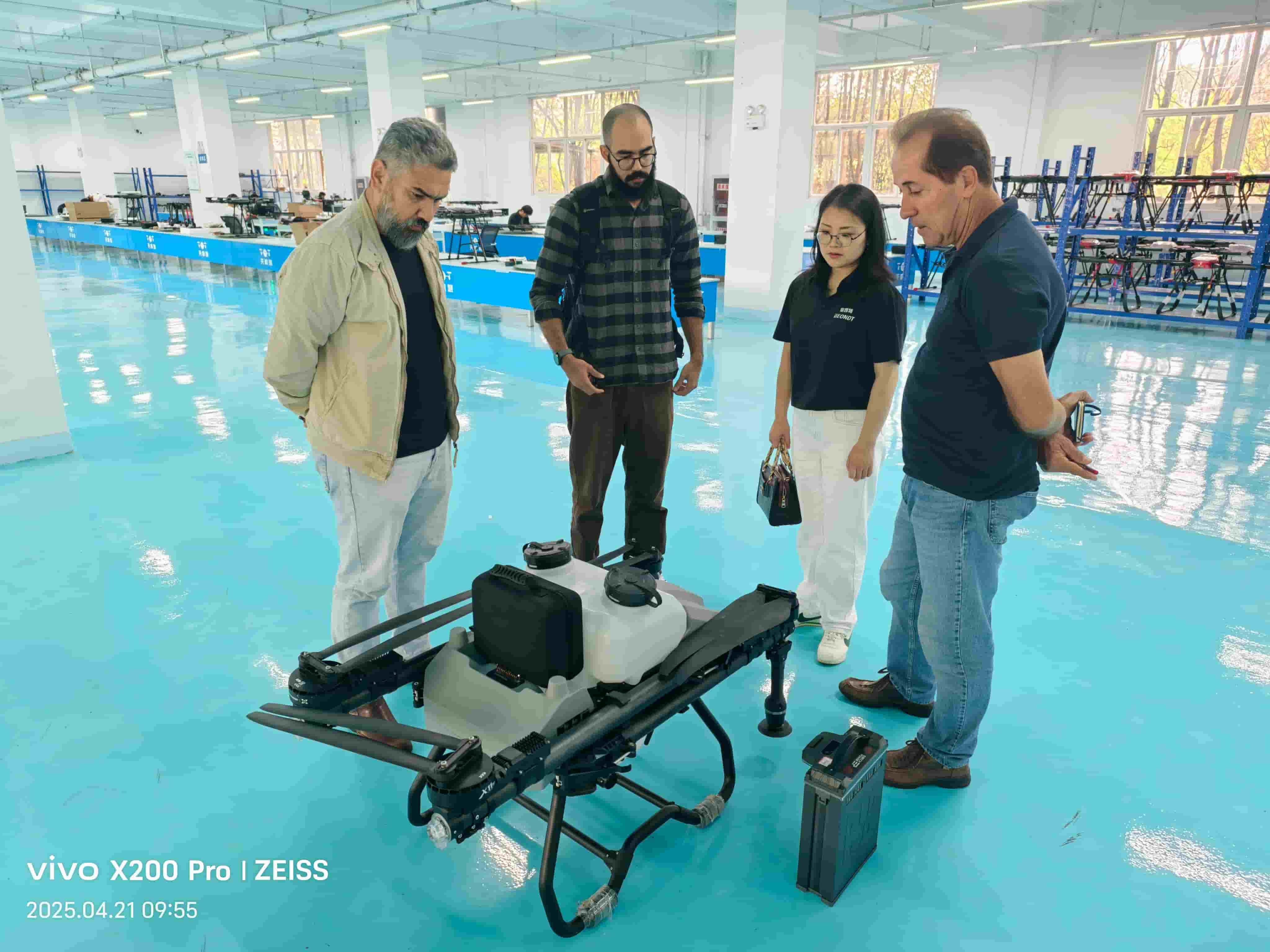 The Brazilian delegation is learning about the BEONDT 30L spraying drone